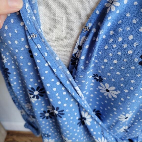 Talbots Petites Blue Flora Wrap Blouse Poet Sleeve V-Neck Flowers & Dots Size LP - Picture 8 of 16